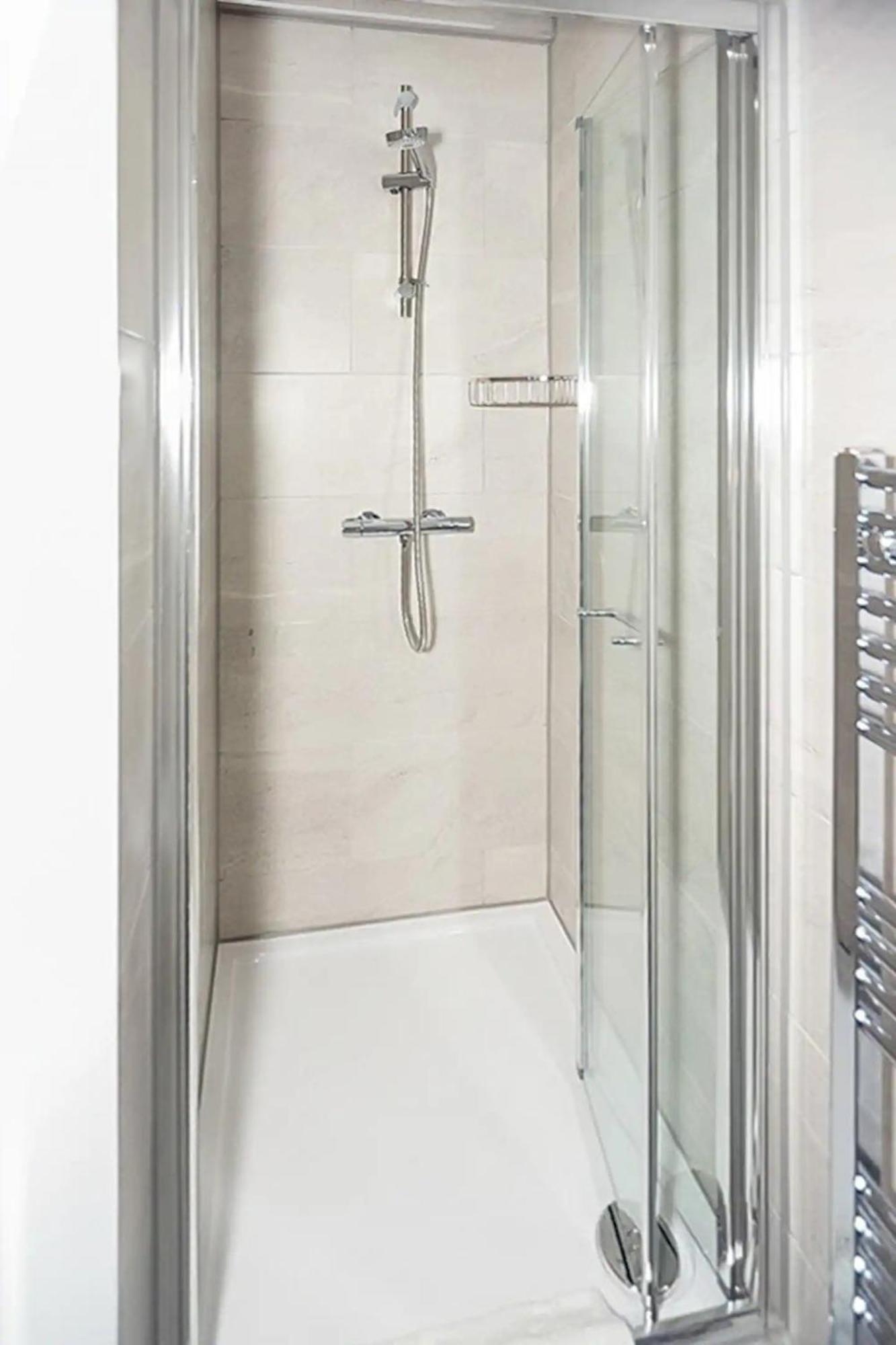 Chic Ensuite - 10% Off - 3 Min To Trains -pass The Keys * Londra