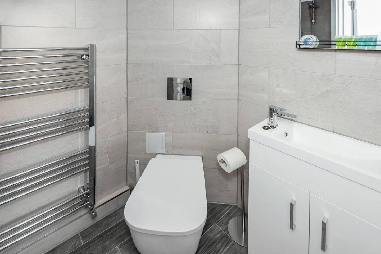 Chic Ensuite - 10% Off - 3 Min To Trains -pass The Keys Appartamento